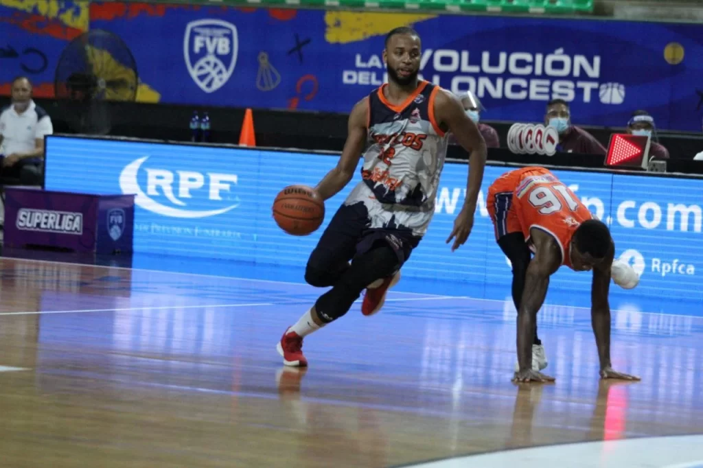 Broncos consiguió una peleada victoria ante Cangrejeros